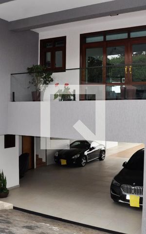 Casa à venda com 570m², 5 quartos e 6 vagas Casa à venda com 570m², 5 quartos e 6 vagasÁrea comum