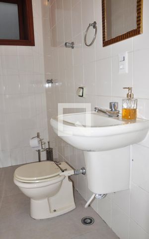 Casa à venda com 570m², 5 quartos e 6 vagas Casa à venda com 570m², 5 quartos e 6 vagasBanheiro na Área da Churrasqueira