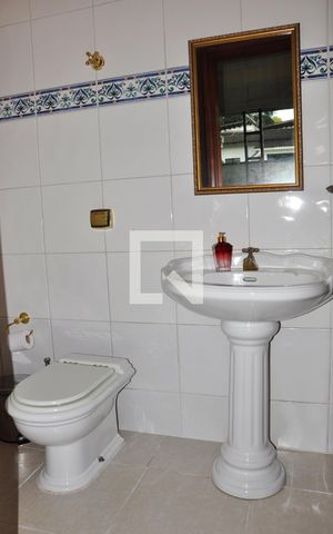 Casa à venda com 570m², 5 quartos e 6 vagas Casa à venda com 570m², 5 quartos e 6 vagasBanheiro do Hall de entrada