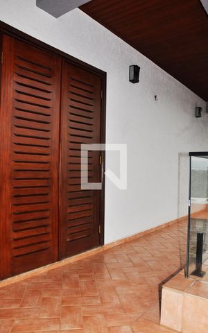 Casa à venda com 570m², 5 quartos e 6 vagas Casa à venda com 570m², 5 quartos e 6 vagasDetalhe - Varanda do Quarto 03