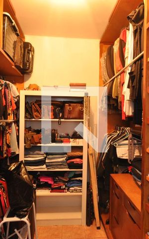 Casa à venda com 454m², 4 quartos e 2 vagasCloset