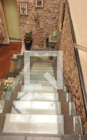Casa à venda com 454m², 4 quartos e 2 vagasEscada