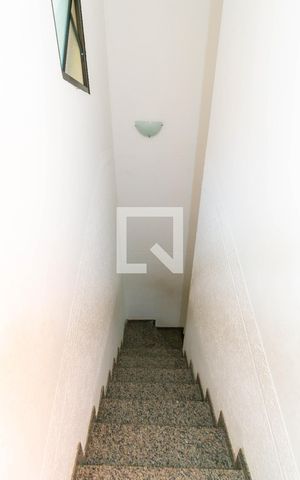 Casa de condomínio à venda com 194m², 3 quartos e 4 vagas Casa de condomínio à venda com 194m², 3 quartos e 4 vagasEscada