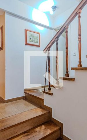 Casa à venda com 240m², 4 quartos e 6 vagas Casa à venda com 240m², 4 quartos e 6 vagasSala