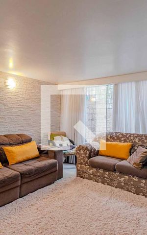 Casa à venda com 240m², 4 quartos e 6 vagas Casa à venda com 240m², 4 quartos e 6 vagasSala