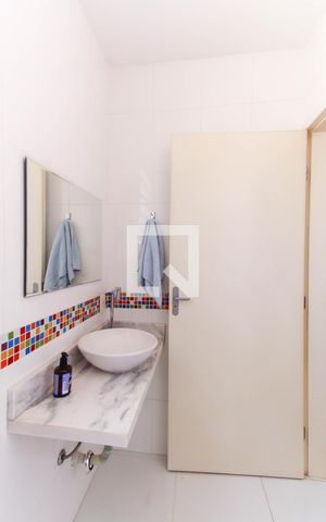 Casa à venda com 349m², 3 quartos e 2 vagas Casa à venda com 349m², 3 quartos e 2 vagasBanheiro da Suíte 1