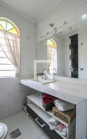 Casa para alugar com 288m², 4 quartos e 6 vagas Casa para alugar com 288m², 4 quartos e 6 vagasQuarto 1 Banheiro