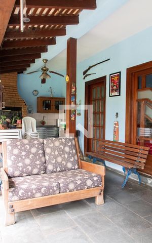 Casa à venda com 288m², 3 quartos e 2 vagas Casa à venda com 288m², 3 quartos e 2 vagasÁREA EXTERNA FUNDOS