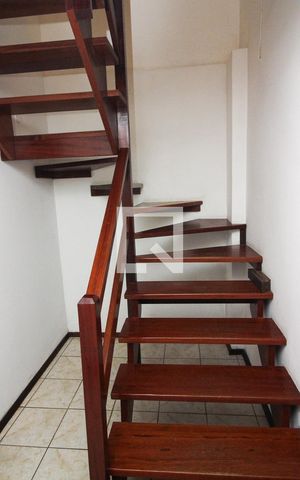 Casa à venda com 198m², 4 quartos e 2 vagasEscada