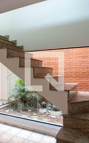 Casa à venda com 450m², 4 quartos e 5 vagasEscada