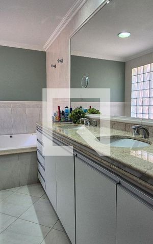 Casa à venda com 252m², 4 quartos e 5 vagas Casa à venda com 252m², 4 quartos e 5 vagasBanheiro da Suíte 2