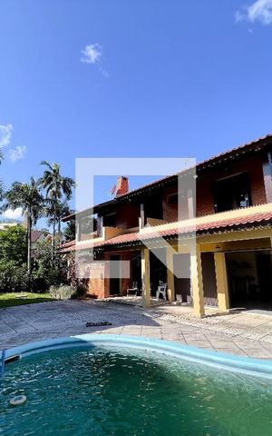 Casa à venda com 370m², 4 quartos e 4 vagas Casa à venda com 370m², 4 quartos e 4 vagasÁrea externa