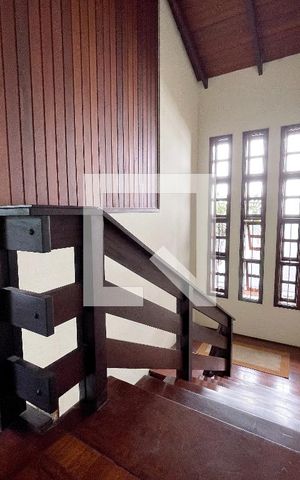 Casa à venda com 370m², 4 quartos e 4 vagas Casa à venda com 370m², 4 quartos e 4 vagasCorredor