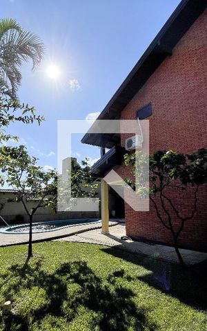 Casa à venda com 370m², 4 quartos e 4 vagas Casa à venda com 370m², 4 quartos e 4 vagasÁrea externa