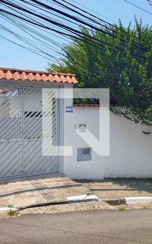Casa à venda com 250m², 3 quartos e 3 vagas Casa à venda com 250m², 3 quartos e 3 vagasFachada