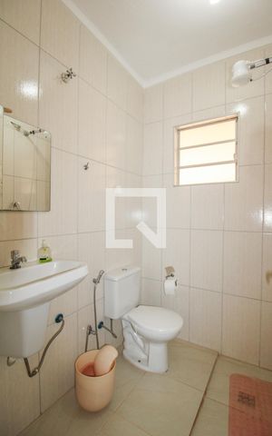 Casa à venda com 90m², 2 quartos e 2 vagas Casa à venda com 90m², 2 quartos e 2 vagasBanheiro