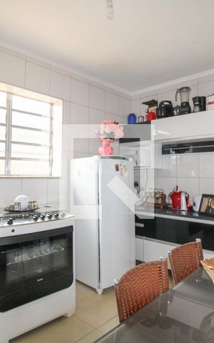 Casa à venda com 90m², 2 quartos e 2 vagas Casa à venda com 90m², 2 quartos e 2 vagasCozinha