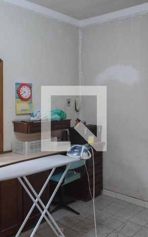 Casa à venda com 328m², 5 quartos e 4 vagas Casa à venda com 328m², 5 quartos e 4 vagasQuarto Edicula