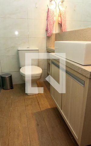Casa de condomínio à venda com 300m², 4 quartos e 3 vagas Casa de condomínio à venda com 300m², 4 quartos e 3 vagasBanheiro de serviço