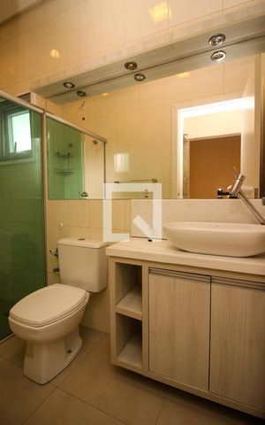 Casa de condomínio à venda com 300m², 4 quartos e 3 vagas Casa de condomínio à venda com 300m², 4 quartos e 3 vagasBanheiro 2