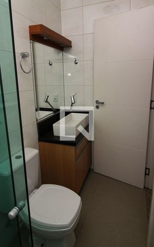 Casa de condomínio à venda com 300m², 4 quartos e 3 vagas Casa de condomínio à venda com 300m², 4 quartos e 3 vagasBanheiro 1