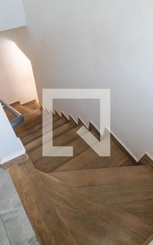 Casa para alugar com 280m², 5 quartos e 2 vagas Casa para alugar com 280m², 5 quartos e 2 vagasEscada