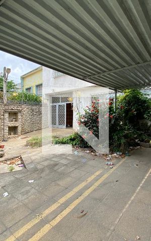 Casa à venda com 403m², 5 quartos e 5 vagas Casa à venda com 403m², 5 quartos e 5 vagasFrente