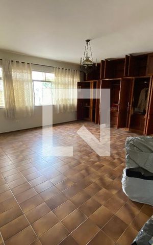 Casa à venda com 403m², 5 quartos e 5 vagas Casa à venda com 403m², 5 quartos e 5 vagasQuarto 4