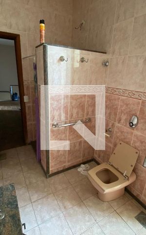 Casa à venda com 403m², 5 quartos e 5 vagas Casa à venda com 403m², 5 quartos e 5 vagasBanheiro 2