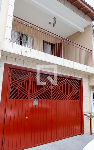 Casa à venda com 200m², 4 quartos e 2 vagas Casa à venda com 200m², 4 quartos e 2 vagasFachada