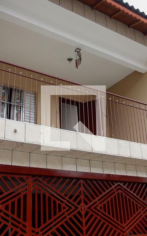 Casa à venda com 200m², 4 quartos e 2 vagas Casa à venda com 200m², 4 quartos e 2 vagasFachada