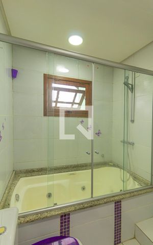 Casa à venda com 476m², 4 quartos e 6 vagasBanheiro da Suíte 1