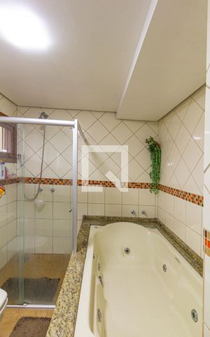 Casa à venda com 476m², 4 quartos e 6 vagasBanheiro da Suíte 2