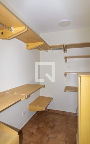 Casa para alugar com 250m², 4 quartos e 2 vagas Casa para alugar com 250m², 4 quartos e 2 vagasClosset Quarto 1