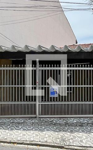 Casa à venda com 170m², 2 quartos e 2 vagasFachada + plaquinha