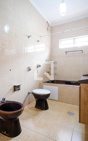 Casa à venda com 170m², 2 quartos e 2 vagasBanheiro 1