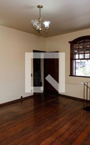 Casa à venda com 360m², 5 quartos e 7 vagas Casa à venda com 360m², 5 quartos e 7 vagasSala