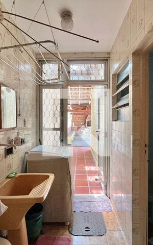 Casa de condomínio à venda com 250m², 3 quartos e 1 vaga Casa de condomínio à venda com 250m², 3 quartos e 1 vagaÁrea de serviço