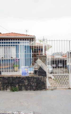 Casa à venda com 385m², 3 quartos e 8 vagasFachada - placa instalada