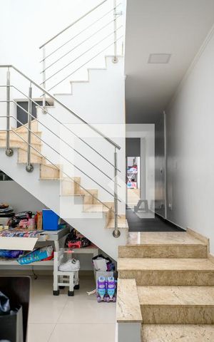 Casa à venda com 136m², 3 quartos e 2 vagasEscada