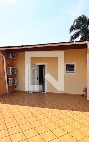 Casa à venda com 246m², 3 quartos e 3 vagasQuarto 1 - Suíte Varanda