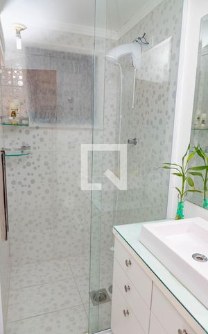 Casa à venda com 313m², 4 quartos e 3 vagas Casa à venda com 313m², 4 quartos e 3 vagasEdícula - banheiro