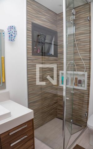 Casa à venda com 313m², 4 quartos e 3 vagas Casa à venda com 313m², 4 quartos e 3 vagasBanheiro da suíte