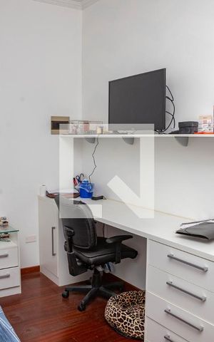 Casa à venda com 313m², 4 quartos e 3 vagas Casa à venda com 313m², 4 quartos e 3 vagasQuarto 4