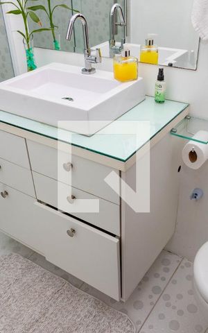 Casa à venda com 313m², 4 quartos e 3 vagas Casa à venda com 313m², 4 quartos e 3 vagasEdícula - banheiro