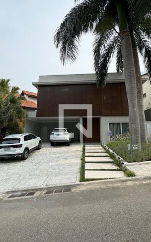 Casa de condomínio à venda com 453m², 3 quartos e 4 vagasFachada