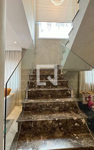 Casa de condomínio à venda com 453m², 3 quartos e 4 vagasEscada