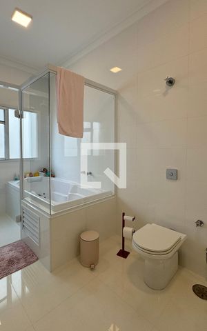 Casa de condomínio à venda com 453m², 3 quartos e 4 vagasBanheiro da Suíte 2