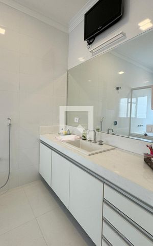 Casa de condomínio à venda com 453m², 3 quartos e 4 vagasBanheiro da Suíte 2
