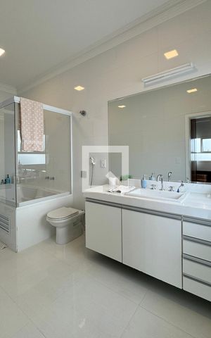 Casa de condomínio à venda com 453m², 3 quartos e 4 vagasBanheiro da Suíte 3